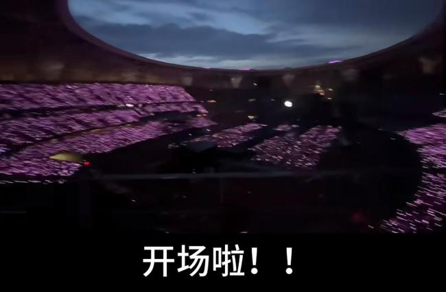 谢霆锋演唱会观众中暑被120拉走关于谢霆锋演唱会观众中暑被救护车接走的事件，确实发生过类似的情况。在大型演唱会等聚集性活动中，由于现场人数众多，有时会出现管理不善导致的通风不良等问题，特别是在高温天气下，观众长时间暴露在高温环境中，容易发生中暑等健康问题。