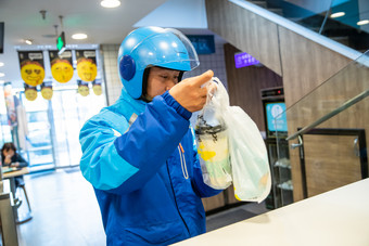 外卖员取餐照片揭秘外卖背后的故事，外卖员的取餐瞬间